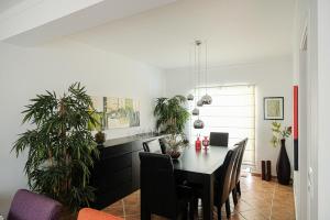 a dining room with a table and some plants at Villa Terra Da Eira in Mafra