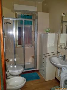 ein Bad mit einer Dusche, einem WC und einem Waschbecken in der Unterkunft Il Paradiso del Relax Chambres d'hotes Affittacamere room with sea view in Sanremo