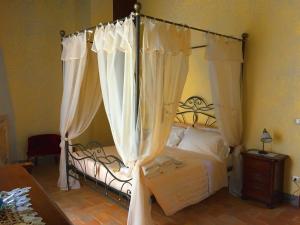 Postel nebo postele na pokoji v ubytování Castello di Fagnano -Albergo Diffuso & SPA