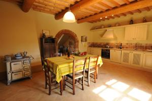 A kitchen or kitchenette at Piccolo Borgo Gagnoni