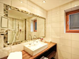 Ein Badezimmer in der Unterkunft Hotel Garni Alpenland