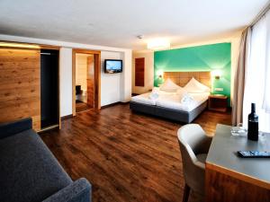 Ein Bett oder Betten in einem Zimmer der Unterkunft Hotel Garni Alpenland
