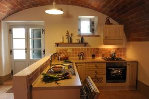 A kitchen or kitchenette at Piccolo Borgo Gagnoni