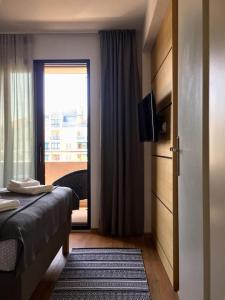 una camera con un letto e una porta con una finestra di Golden view of Plovdiv a Plovdiv