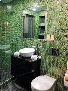 bagno con lavandino, servizi igienici e specchio di Golden view of Plovdiv a Plovdiv