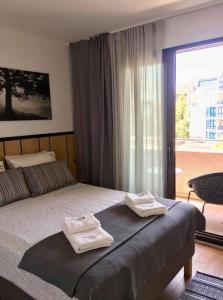 una camera da letto con un letto e due asciugamani di Golden view of Plovdiv a Plovdiv