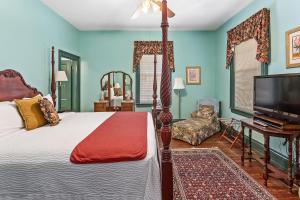 A bed or beds in a room at Spencer House Inn