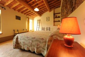 A bed or beds in a room at Piccolo Borgo Gagnoni