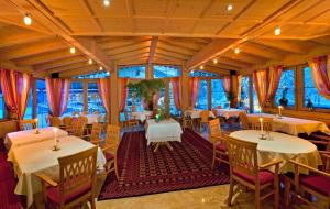 Reštaurácia alebo iné gastronomické zariadenie v ubytovaní Hotel-Appartement Ferienhof