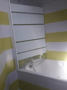 La salle de bains est pourvue d'une baignoire avec un miroir. dans l'établissement Les gîtes aux portes de Saint-Quay-Portrieux, à Plourhan