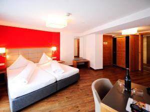 Ein Bett oder Betten in einem Zimmer der Unterkunft Hotel Garni Alpenland