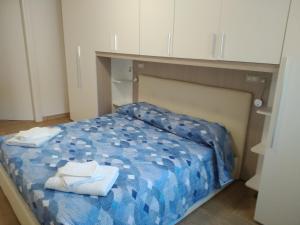 Postel nebo postele na pokoji v ubytování ORISTANO CAMERA BLU max 2 pers, BAGNO E USO CUCINA