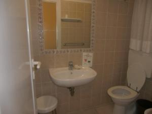 A bathroom at Hotel Explorer