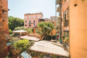 une vue sur une ruelle avec des bâtiments et des arbres dans l'établissement Beautiful apartament 2 minute walk from Colosseum, à Rome