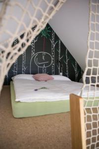 Ένα ή περισσότερα κρεβάτια σε δωμάτιο στο Hišice Čarna - Houses Čarna