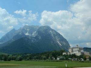 a mountain in distance with a building in the foreground w obiekcie Wohlfühl - Appartement Fewo Pichlarn Irdning Ferienwohnung w mieście Aigen im Ennstal