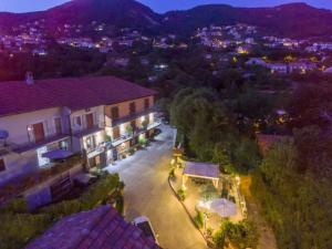 una vista aérea de una casa por la noche en B&B Il Girasole en Agerola