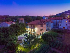 una vista aérea de una ciudad por la noche en B&B Il Girasole, en Agerola