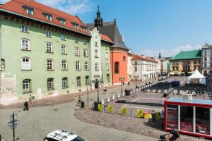 un grupo de edificios en una ciudad con un autobús en Square Apartment by LoftAffair, en Cracovia