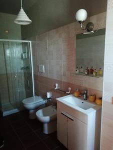 A bathroom at Rupe delle sorbe