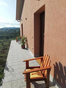 Atella的住宿－Rupe delle sorbe，坐在建筑物边的木凳