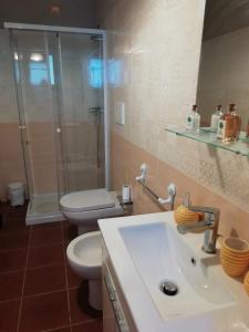 A bathroom at Rupe delle sorbe