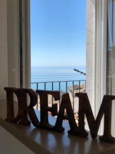 una finestra con vista sull'oceano di Fico d’India apartments a Monte SantʼAngelo