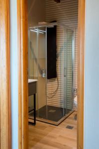 W łazience znajduje się szklana kabina prysznicowa i umywalka. w obiekcie INO I, sea goddess domus by Amigdalokefali Elafonissi w mieście Kisamos