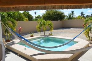 un patio con amaca e piscina di Casa Canukatan a Chelem