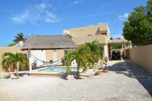 eine Villa mit einem Pool und einem Haus in der Unterkunft Casa Canukatan in Chelem