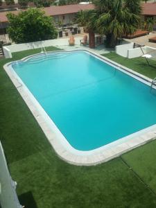 una vista aérea de una gran piscina azul en Banana Peel Resort, en Panama City Beach