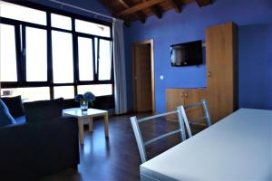 TV a/nebo společenská místnost v ubytování Apartamentos La Playina