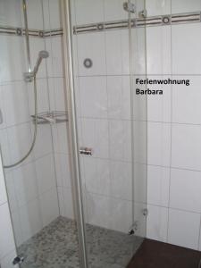 una ducha en un baño con un cartel que diga "fermentedinking barapa" en Ferienwohnung Barbara en Oberammergau