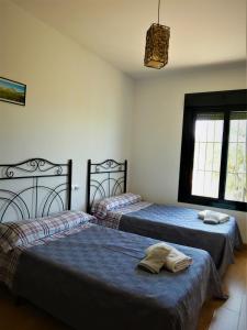 Katil atau katil-katil dalam bilik di Casa Rural Brigido