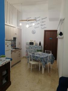 eine Küche mit einem Tisch und Stühlen im Zimmer in der Unterkunft APP. TURISTICO ARCO NORMANNO in Mazara del Vallo