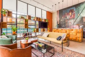 聖保羅的住宿－Selina Madalena Sao Paulo，带沙发和电视的客厅