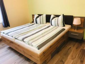 uma cama grande com uma estrutura de madeira num quarto em Ferienwohnung Horn em Pirna