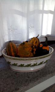 a bowl of pumpkins sitting on a counter at Il cortile dei frutti selvatici in Santo Stefano Belbo