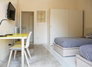 una camera con scrivania, letto, scrivania e sedia di Masseria La Lazzara a Otranto