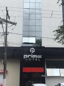 una señal de hotel de primera calidad en el lateral de un edificio en Prime Hotel, en Feira de Santana