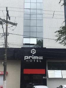 um sinal de hotel de primeira linha do lado de um edifício em Prime Hotel em Feira de Santana