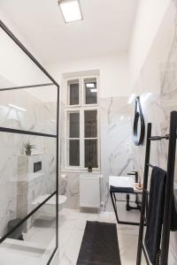 Ένα μπάνιο στο EL GUSTO HOMES Park +39 φωτογραφίες