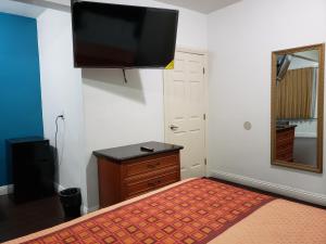a room with a flat screen tv on a wall at Crenshaw Inn Motel in Los Angeles
