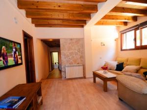 ein Wohnzimmer mit Sofa und Tisch in der Unterkunft Can Pep in Cielo de Bonaire 