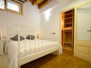 ein weißes Schlafzimmer mit einem weißen Bett und einem Fenster in der Unterkunft Can Pep in Cielo de Bonaire  + 15 Fotos