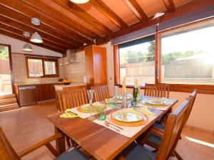 ein Esszimmer mit einem Holztisch mit Stühlen in der Unterkunft Can Pep in Cielo de Bonaire 