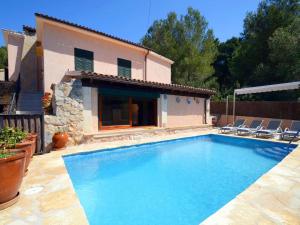 ein großes Schwimmbad vor einem Haus in der Unterkunft Can Pep in Cielo de Bonaire 