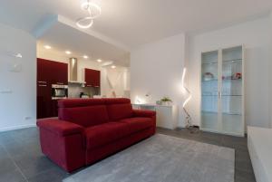 a living room with a red couch and a kitchen at Apartment Hanni in Merano