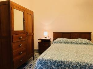 sypialnia z łóżkiem i komodą z lustrem w obiekcie Casa Afif w mieście Tlatlauquitepec