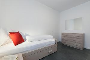 1 dormitorio con 1 cama y vestidor en Apartment Hanni, en Merano